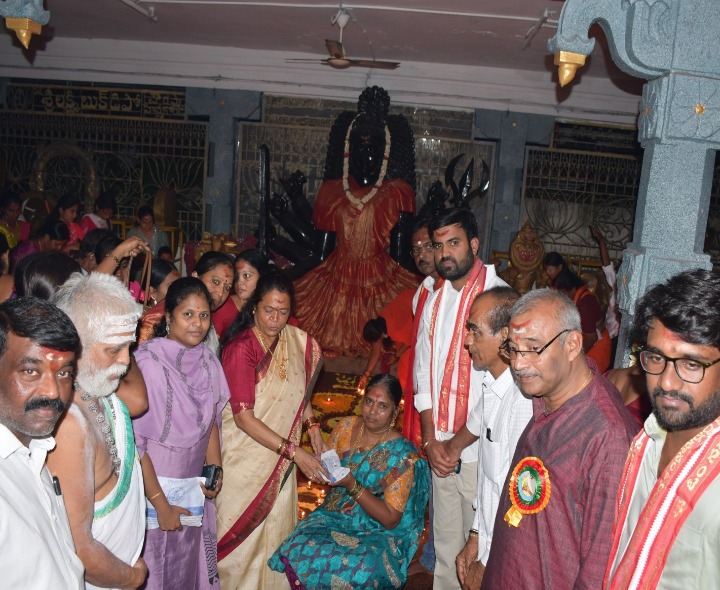 భద్రకాళి ఆలయంలో మేయర్ పూజలు