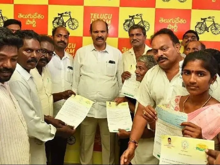 రూ.35 లక్షల చెక్కులు పంపిణీ చేసిన మంత్రి