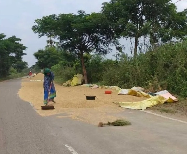 పంట అమ్ముకోవాలంటే.. కష్ట పడాల్సిందే..!