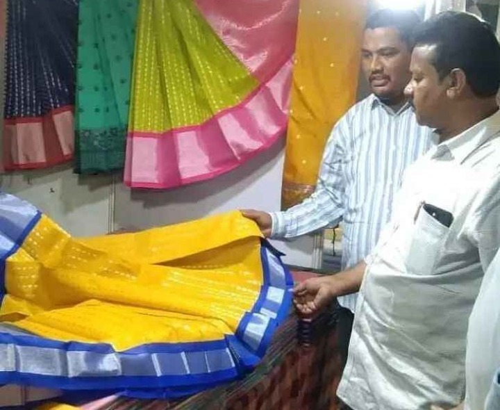 ‘చేనేత వస్త్రాలు ధరించినందుకు ఆసక్తి చూపాలి’