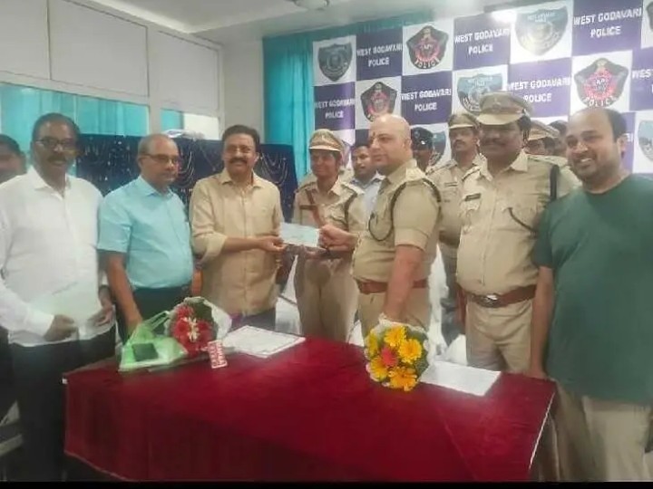 మొగల్తూరు పోలీసులకు డ్రోన్ కెమెరాల అందజేత