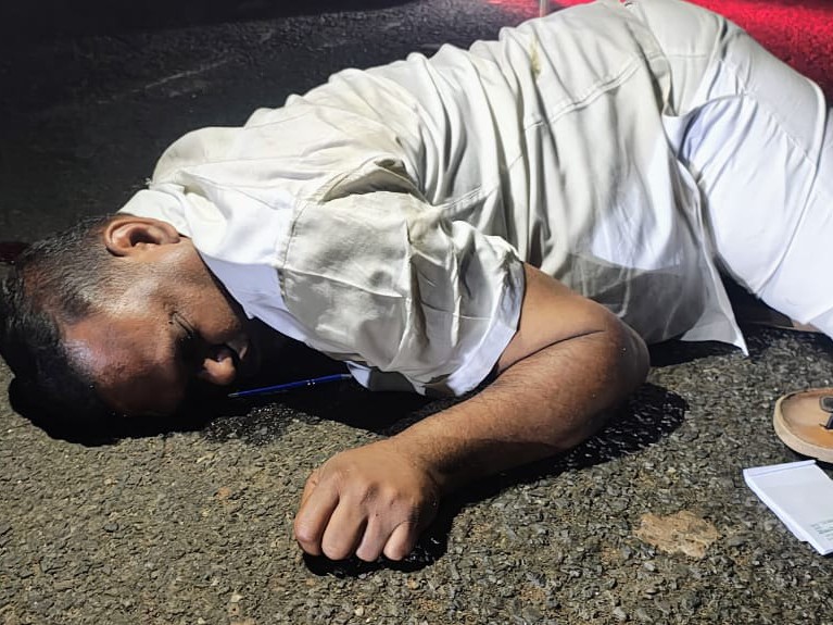 కుక్క అడ్డురావడంతో బైకర్ కు గాయాలు