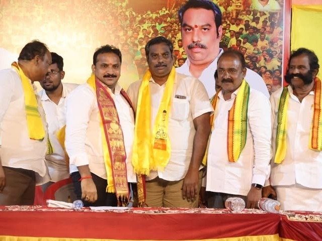 టీడీపీలో చేరిన 30 వైసీపీ కుటుంబాలు