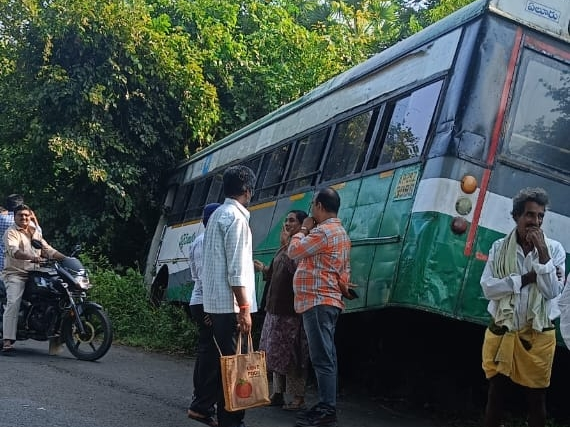 లింగపాలెం: అదుపుతప్పిన ఆర్టీసీ బస్సు