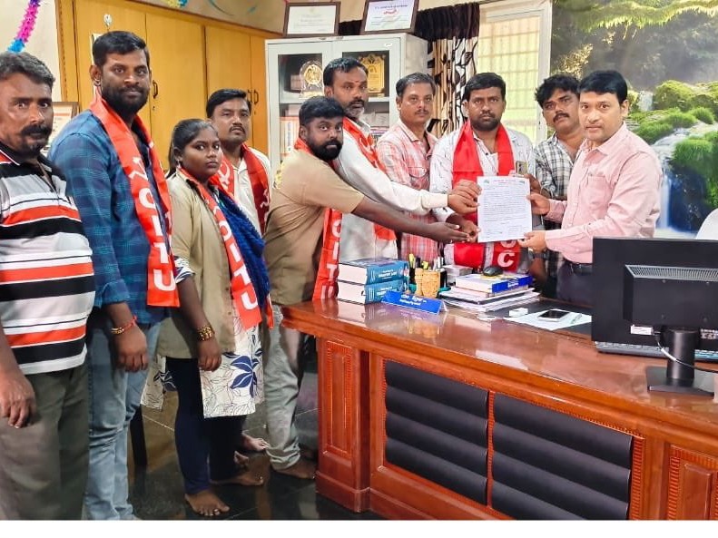 ర్యాపిడోపై చర్యలు తీసుకోవాలి: ఆటో డ్రైవర్ల డిమాండ్