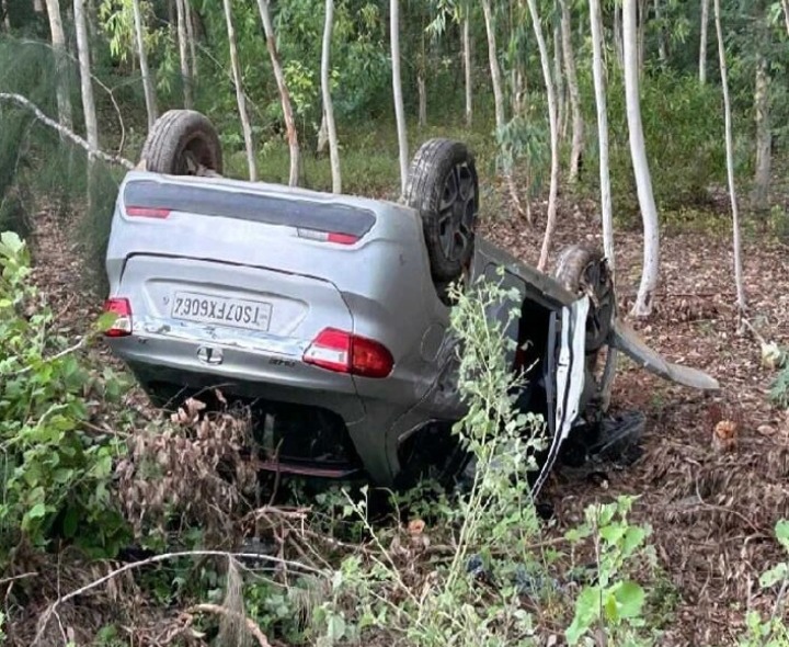 అదుపు తప్పి కారు బోల్తా