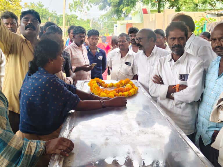 కార్యకర్త కుటుంబానికి ఫోన్‌లో పరామర్శ