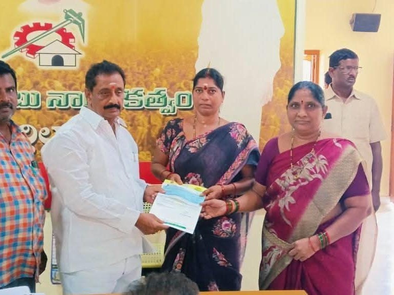 సీఎం సహాయనిధి పేదలకు వరం: ఎమ్మెల్యే వేగుళ్ళ