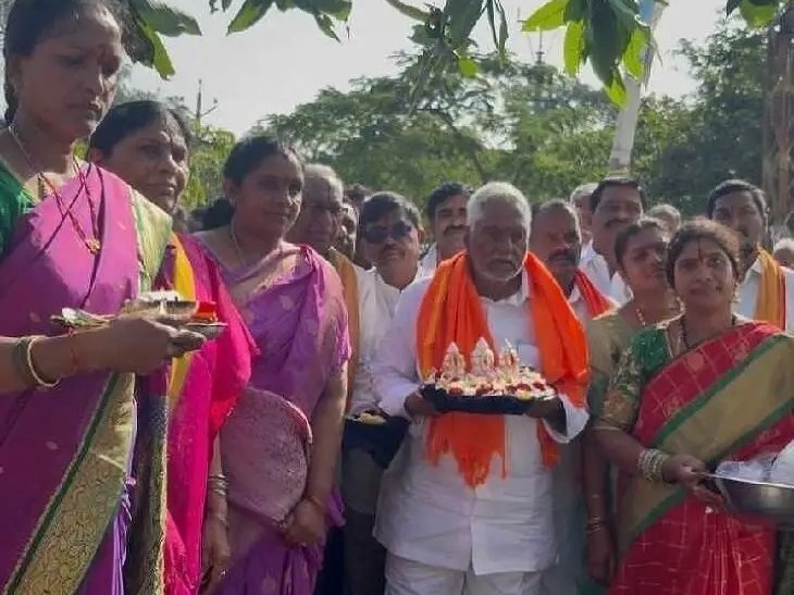 ఉత్సవ మూర్తులకు వెండి  అభరణాలను సమర్పించిన మాజీ మంత్రి