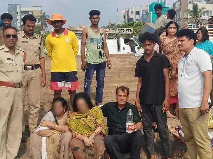 మహిళలను కాపాడిన లైఫ్ గార్డ్స్