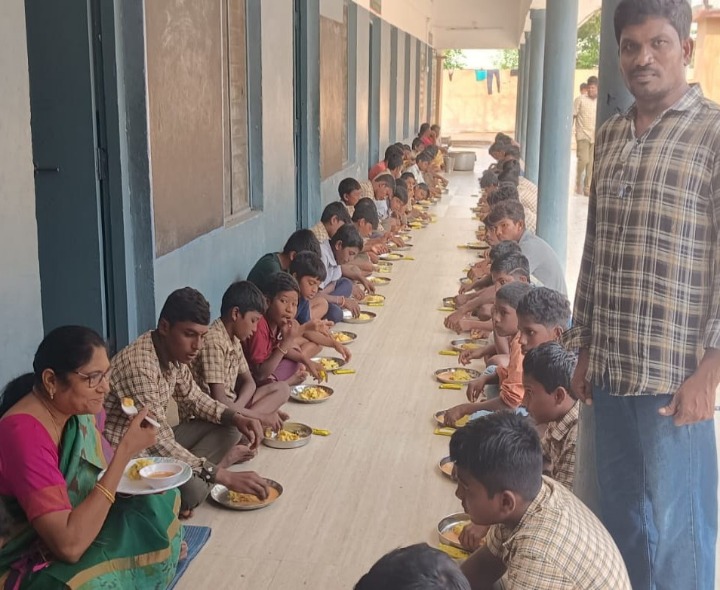 హాస్టల్‌ను తనిఖీ చేసిన జిల్లా అధికారి