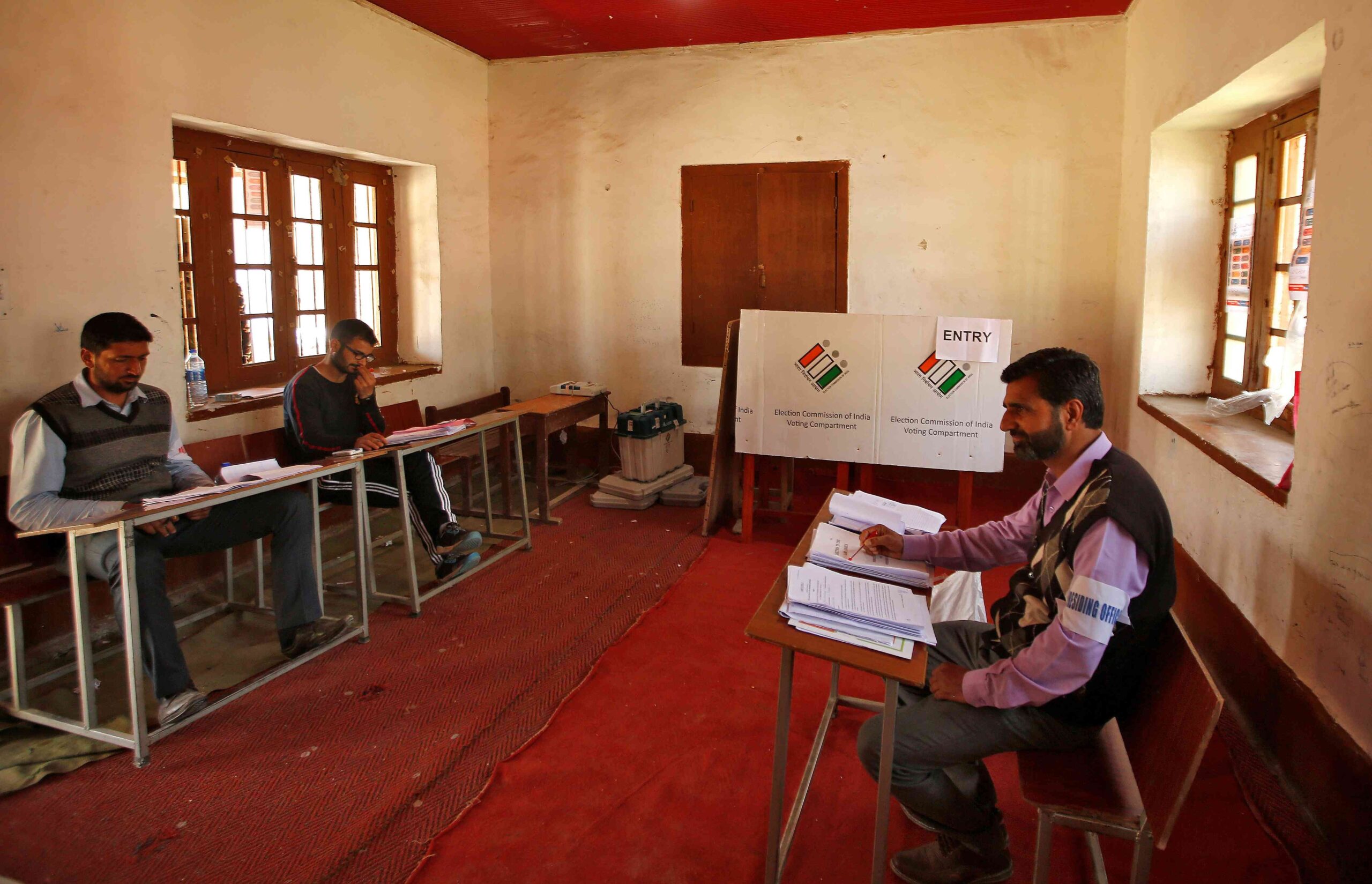 ఎన్నికలను బహిష్కరించిన ప్రజలు