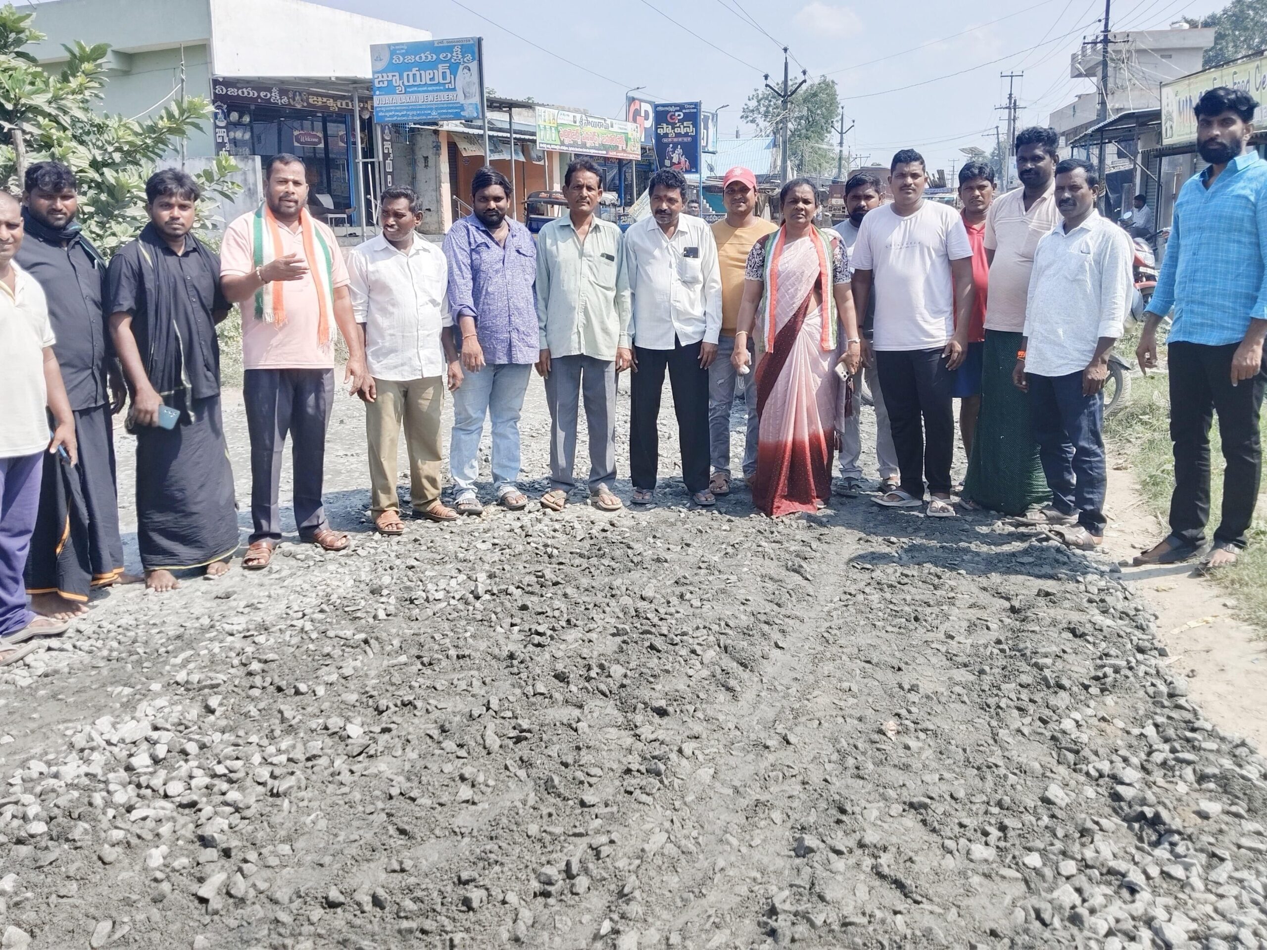 రోడ్డు మరమ్మతు పనులకు పరిశీలన