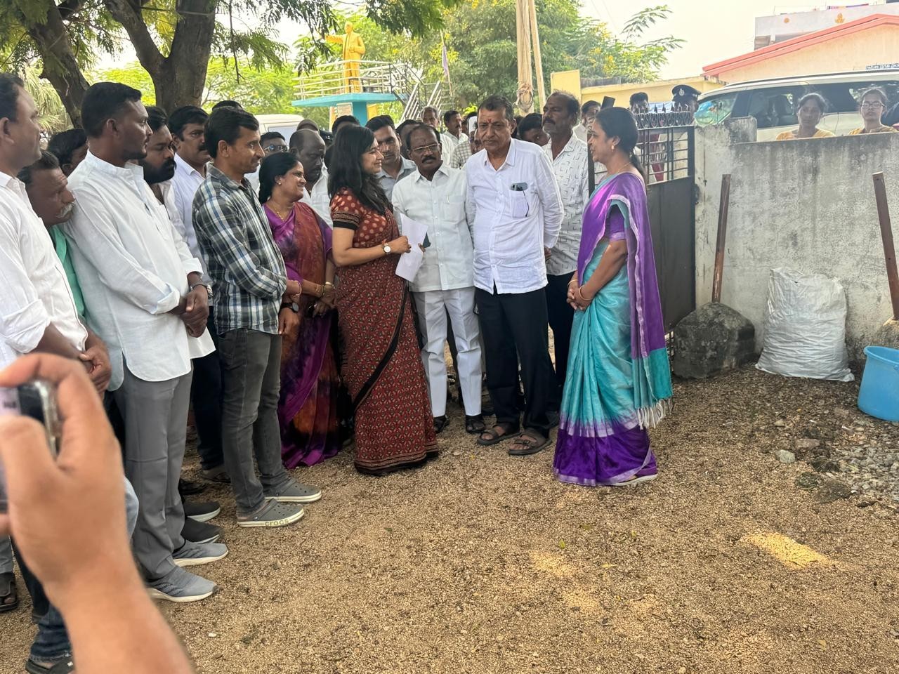 ఇన్‌ఛార్జ్ కలెక్టర్‌కు వినతి పత్రం అందించిన విద్యార్థులు