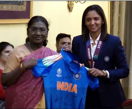 రాష్ట్రపతిని కలిసిన వరల్డ్ కప్ విజేతలు