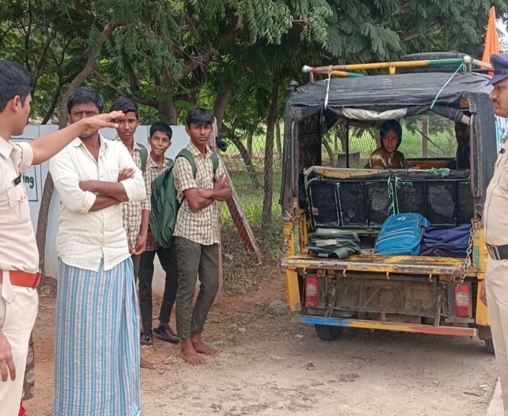 పెద్దకడబూరులో ఐదు ఆటోలు సీజ్ చేసిన ఎస్సై