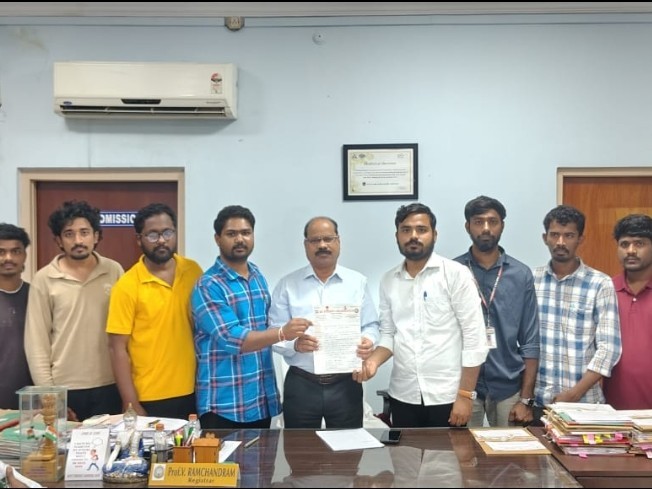 కాకతీయ యూనివర్సిటీ రిజిస్ట్రార్‌కు వినతిపత్రం అందజేత