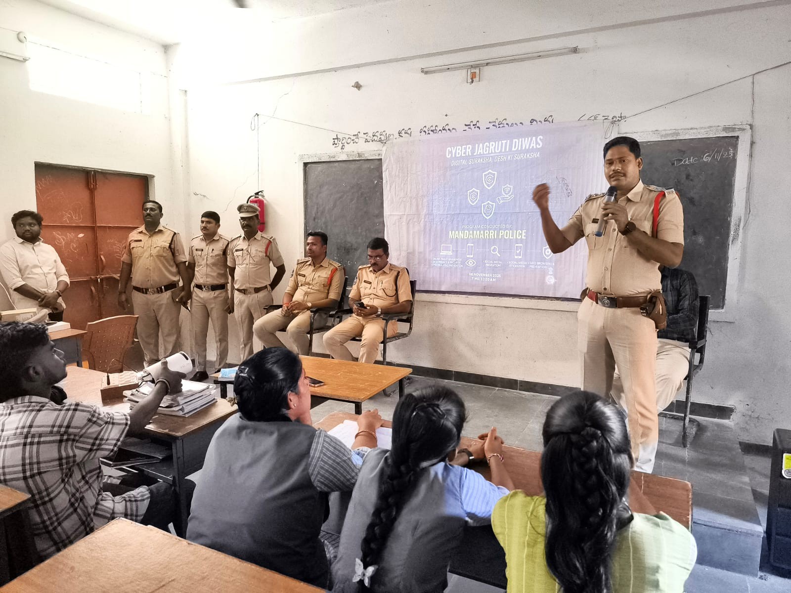 వ్యక్తిగత, ఆర్థిక సమాచారం ఎవరితో పంచుకోవద్దు: ACP