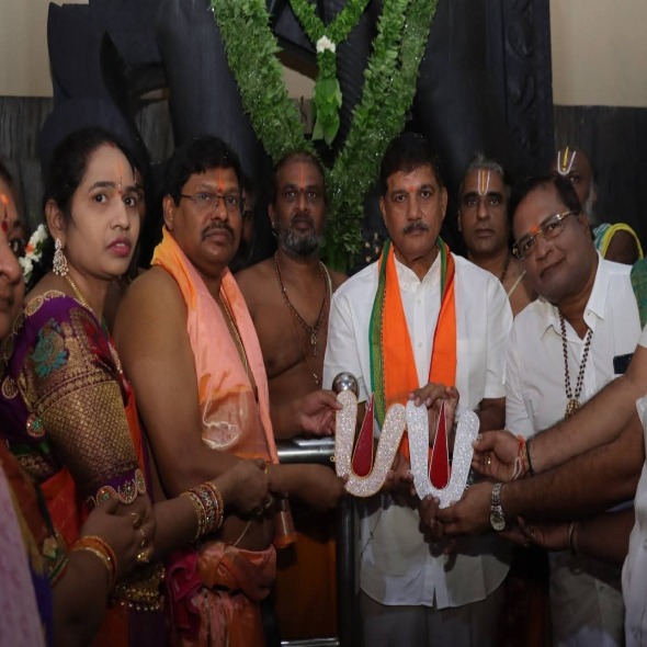 శ్రీవీరాంజనేయ స్వామికి MLA ధూళిపాళ్ల ప్రత్యేక పూజలు