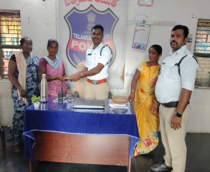 మహిళలకు దొరికిన డబ్బు ట్రాఫిక్ ఎస్సైకు అప్పగింత