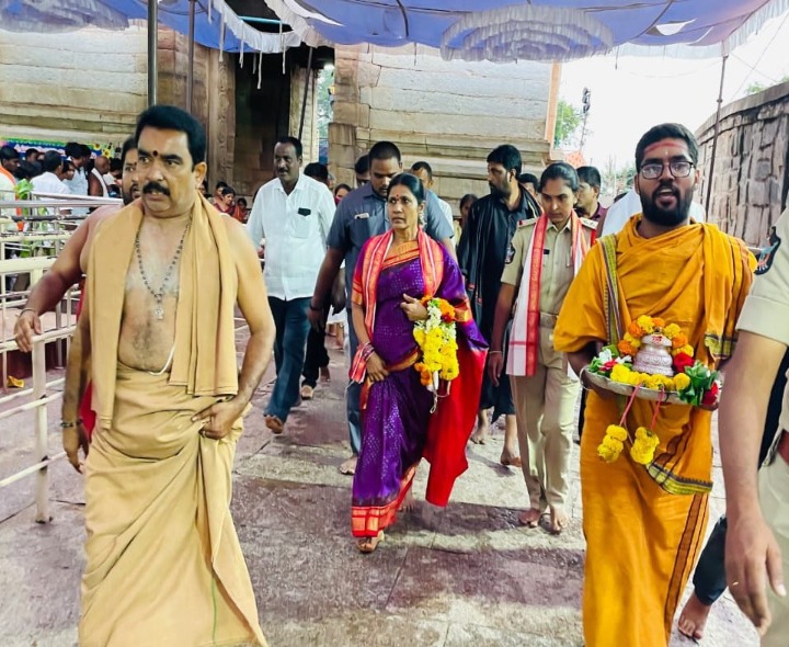 యాగంటి సన్నిధిలో మంత్రి బీసీ సతీమణి