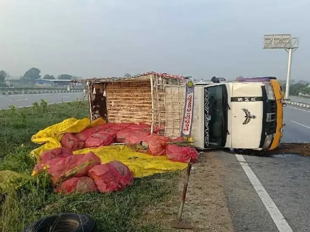 అదుపుతప్పి కూరగాయల వ్యాన్ బోల్తా