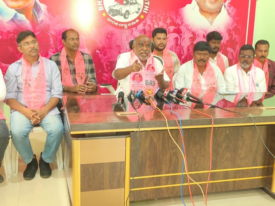 BRS కార్యకర్తలపై పోలీసుల దాడిని ఖండిస్తున్నాం: మాజీమంత్రి