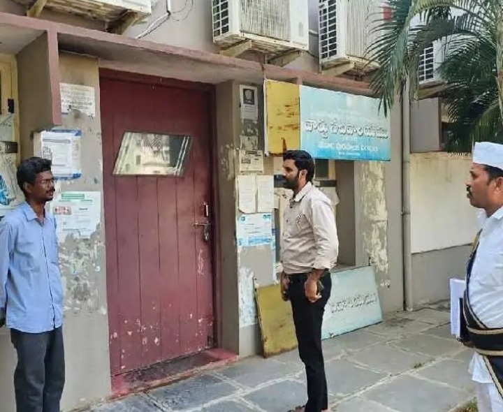 అందుబాటులో లేని సిబ్బందిపై కమిషనర్ ఆగ్రహం