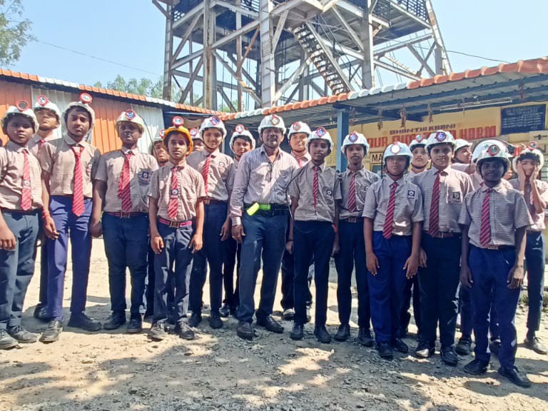 శాంతిఖని గనిని సందర్శించిన విద్యార్థులు