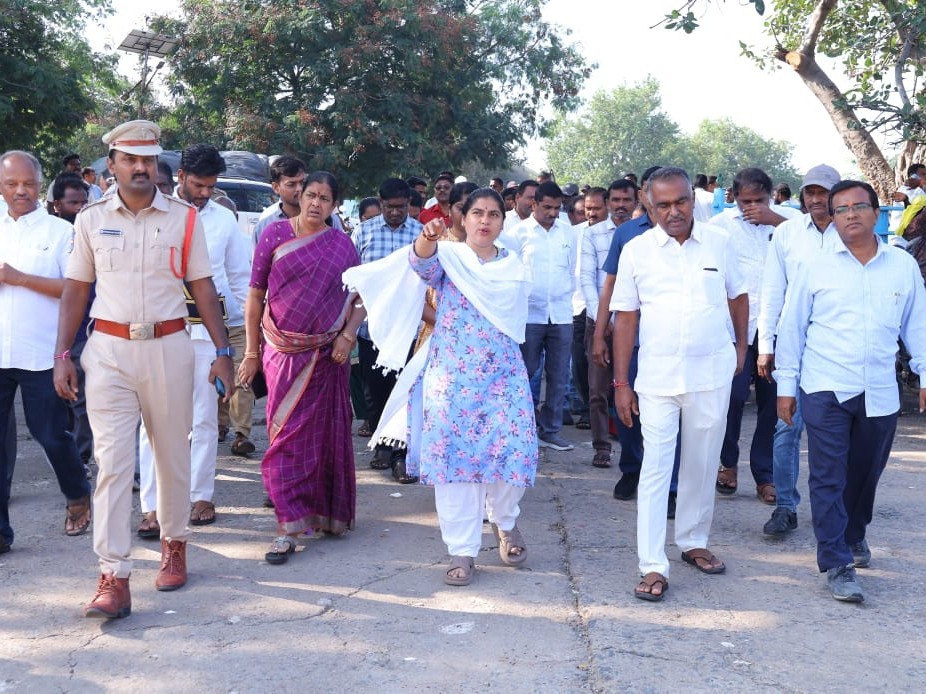 పత్తి విక్రయాలను పరిశీలించిన కలెక్టర్