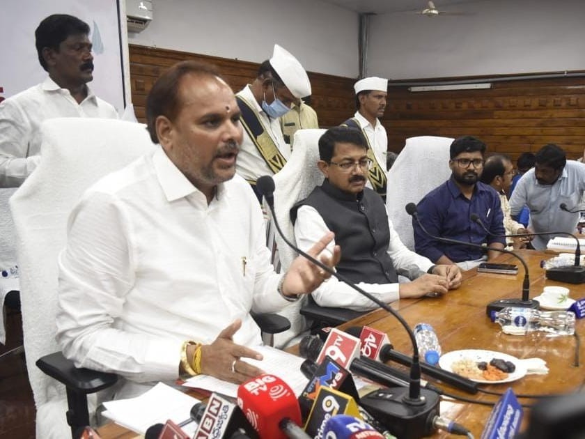 ‘తడిచిన ధాన్యాన్ని ప్రభుత్వమే కొనుగోలు చేయాలి’