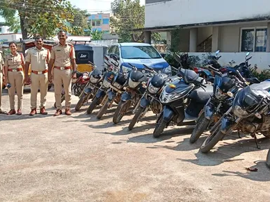 నంబర్ ప్లేట్ లేకపోతే కఠిన చర్యలు: సీఐ