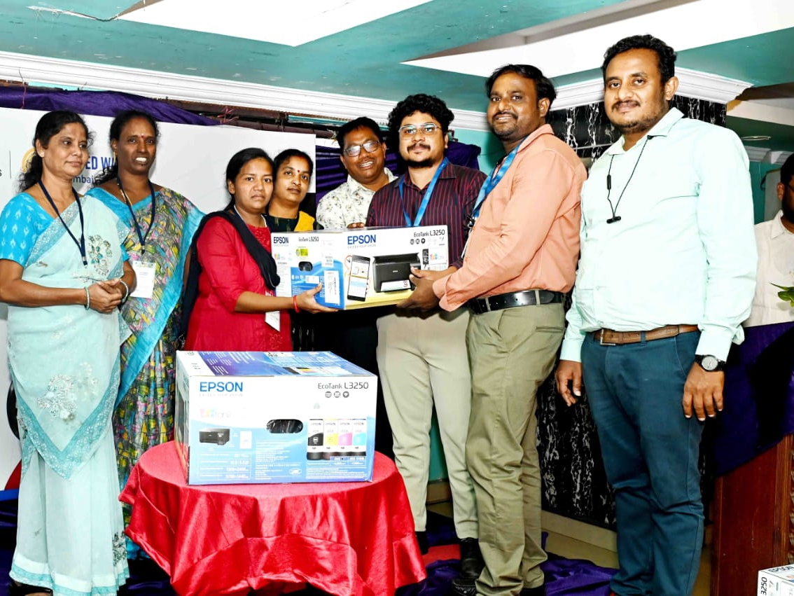 పేద మహిళలకు కుట్టు మిషన్ల పంపిణీ