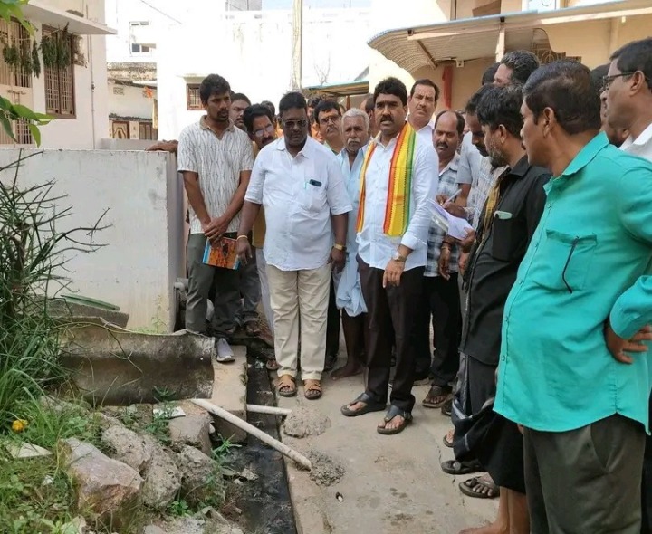 పాడైన రోడ్లకు తక్షణమే మరమ్మత్తు చేపట్టాలి: MLA