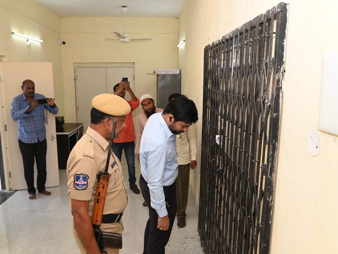 EVM గోదాంను తనిఖీ చేసిన కలెక్టర్