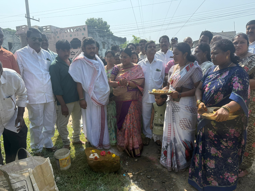 రోడ్డు నిర్మాణానికి భూమి పూజ చేసిన ఎమ్మెల్యే