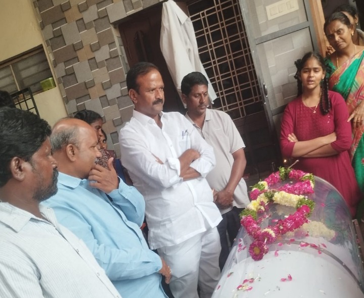 రిటైర్డ్ హెడ్మాస్టర్‌కు మాజీ ఎమ్మెల్యే నివాళి