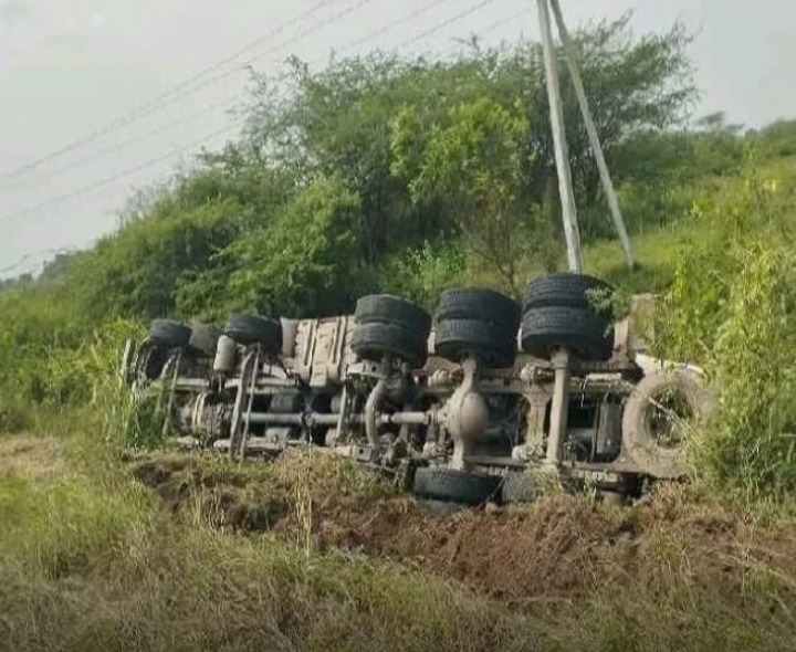 సిమెంట్ లారీ బోల్తా.. తప్పిన ప్రమాదం