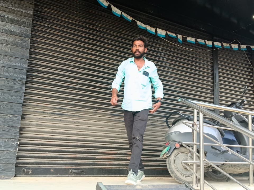 ఆగ్రహంతో స్కూటీ షోరూంకు తాళం వేసిన వ్యక్తి