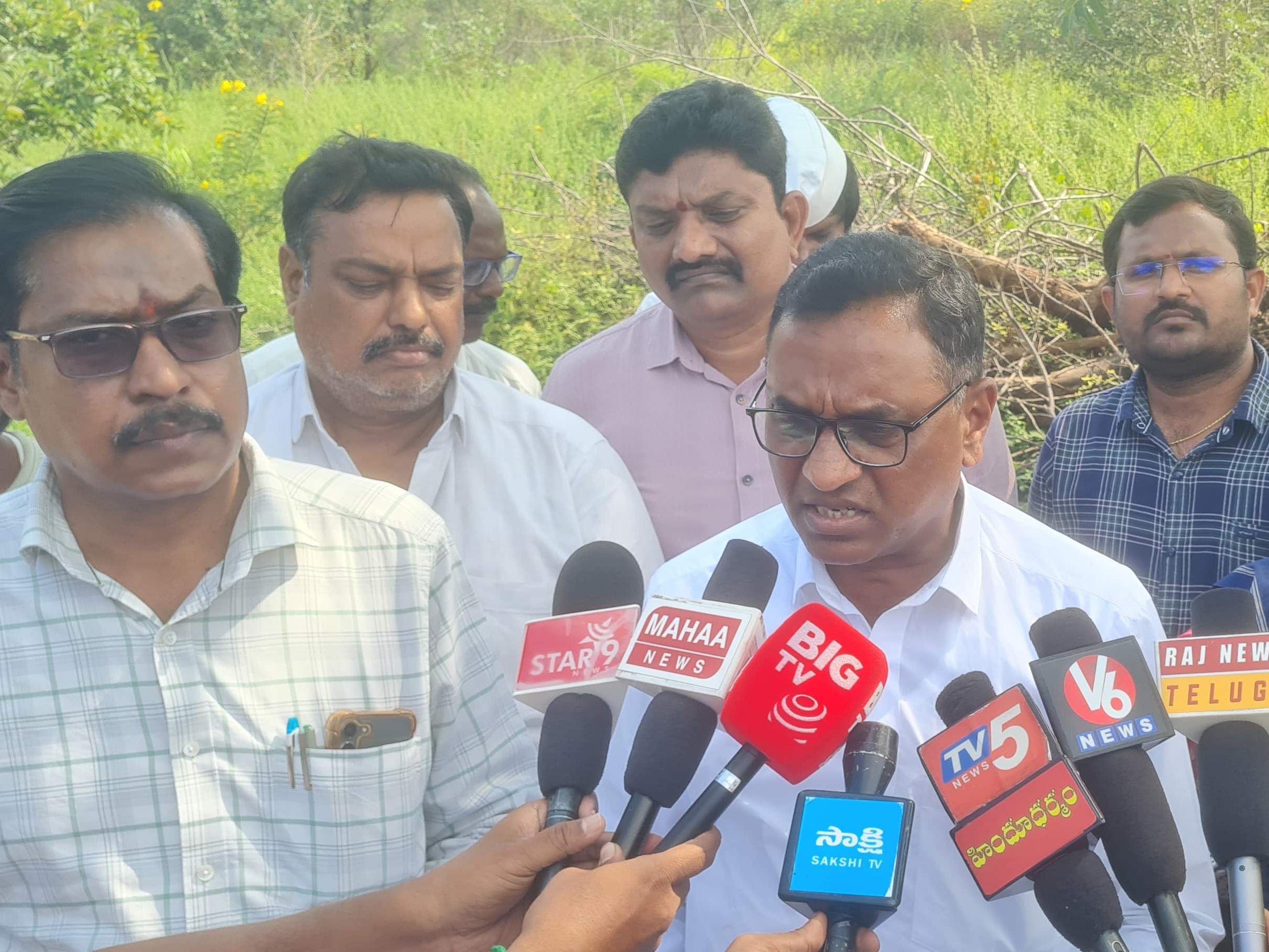 భూములు ఆక్రమిస్తే కఠిన చర్యలు తీసుకుంటాం: ఆర్డీవో