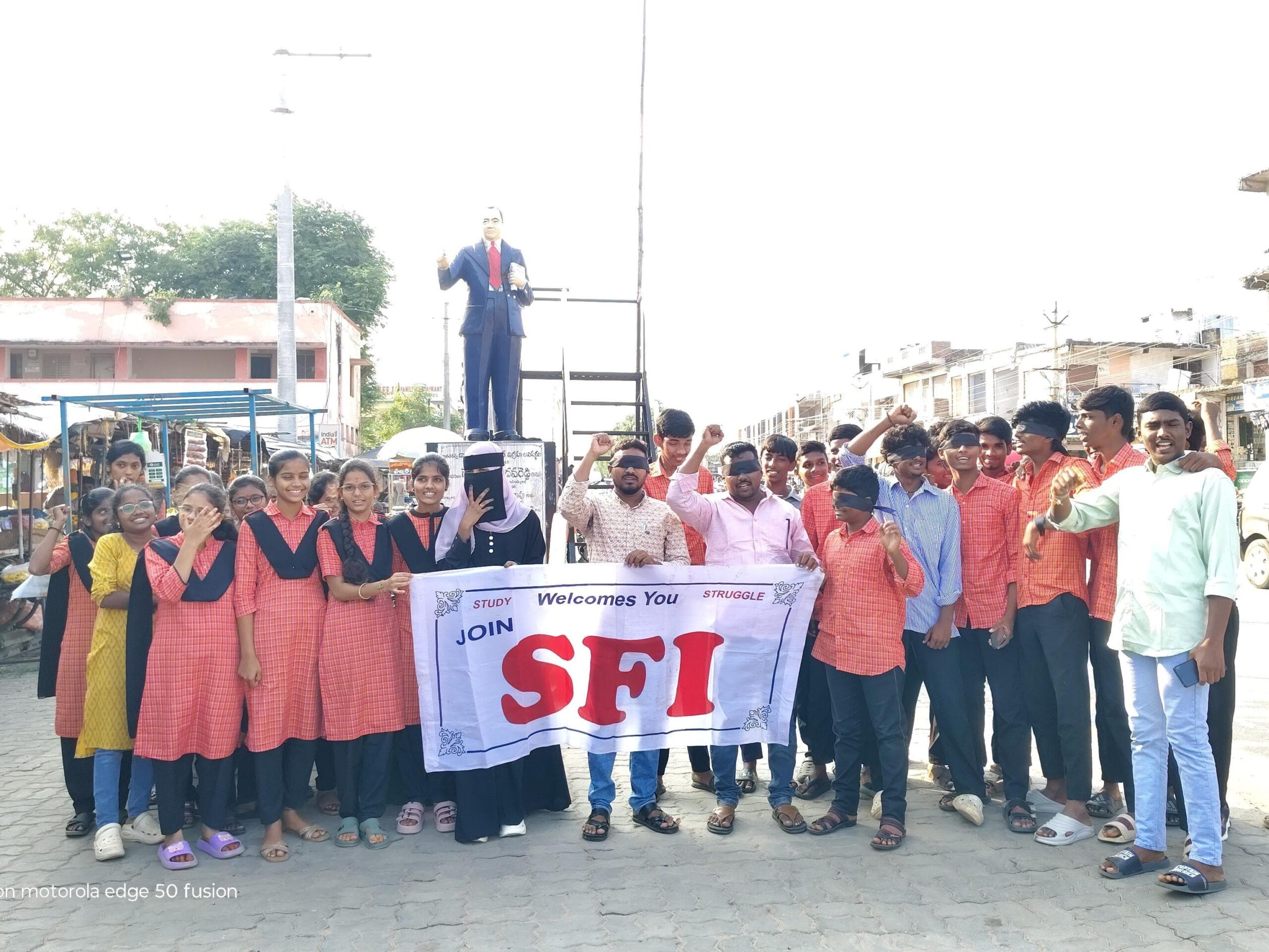 కళ్లకు నల్ల రిబ్బన్స్ కట్టుకుని ఎస్ఎఫ్ఐ నిరసన