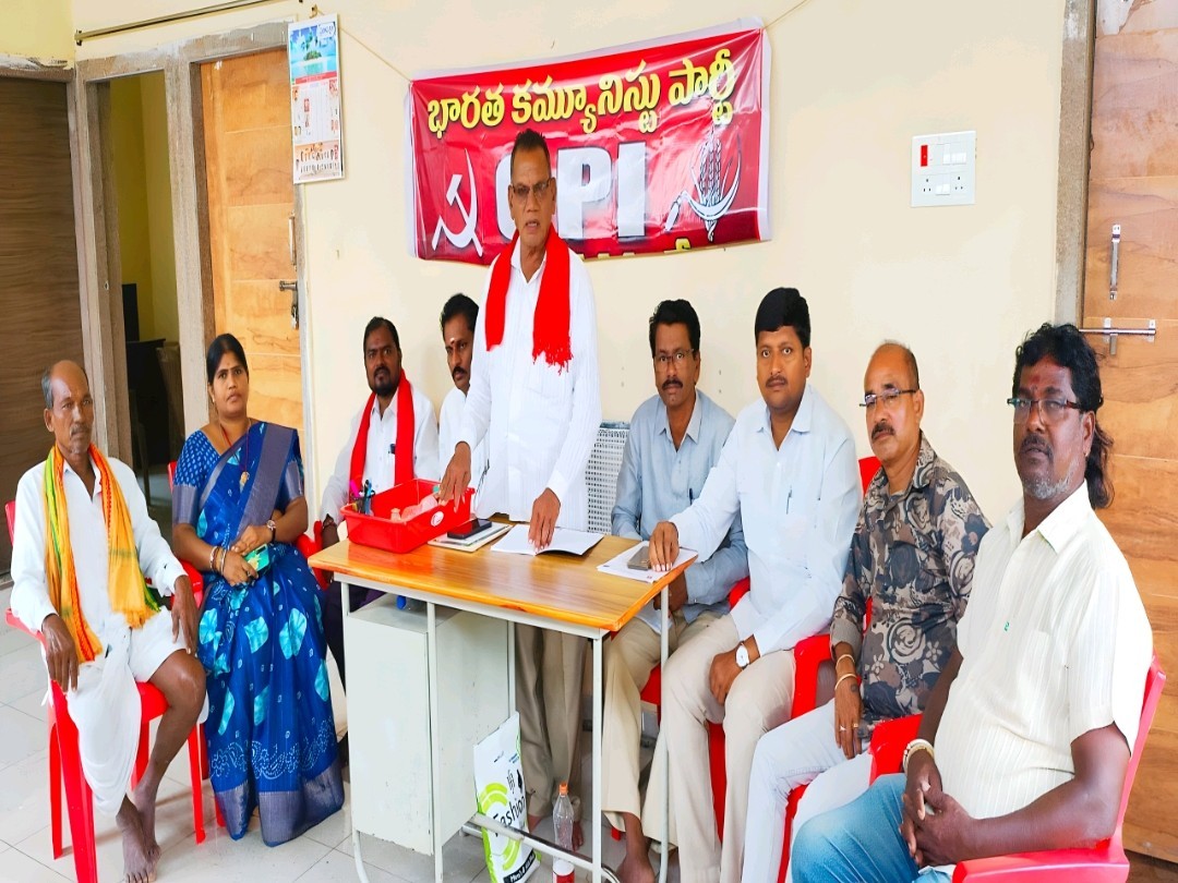 డబుల్ బెడ్ రూమ్ ఇళ్లను వెంటనే అప్పగించాలి: సీపీఐ