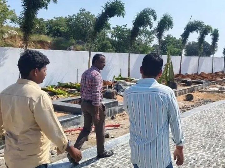 అభివృద్ధి పనులను పరిశీలించిన కమిషనర్