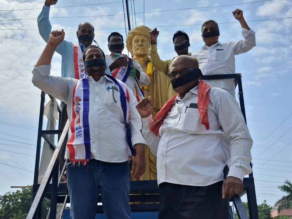 మిర్యాలగూడలో బీసీ నేతల మౌన దీక్ష