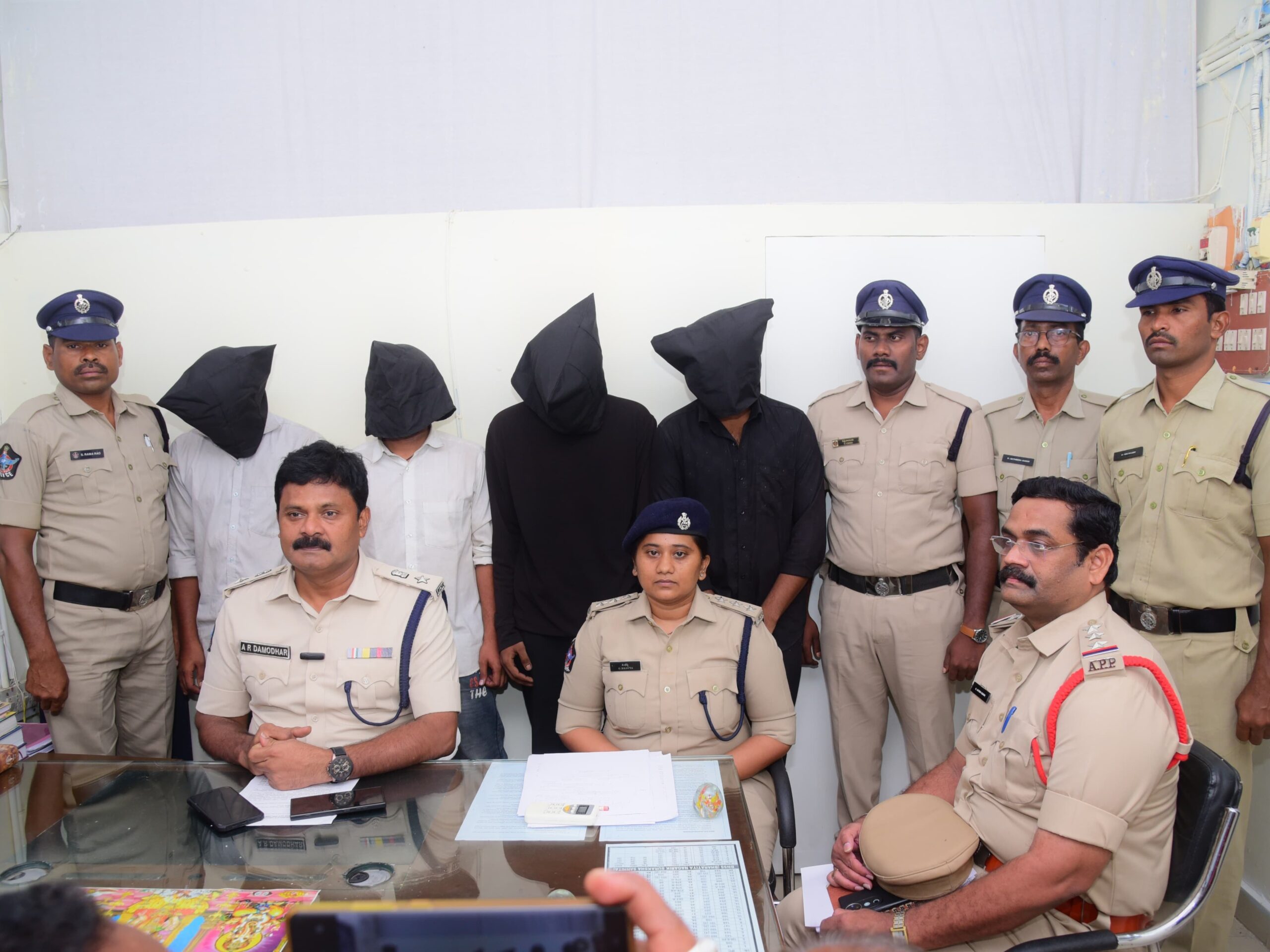 సైబర్ నేరగాళ్లను పట్టుకున్న పోలీసులు