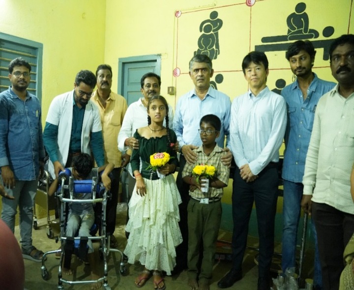 భవిత కేంద్రానికి ఫిజియోథెరపీ పరికరాలు అందజేత