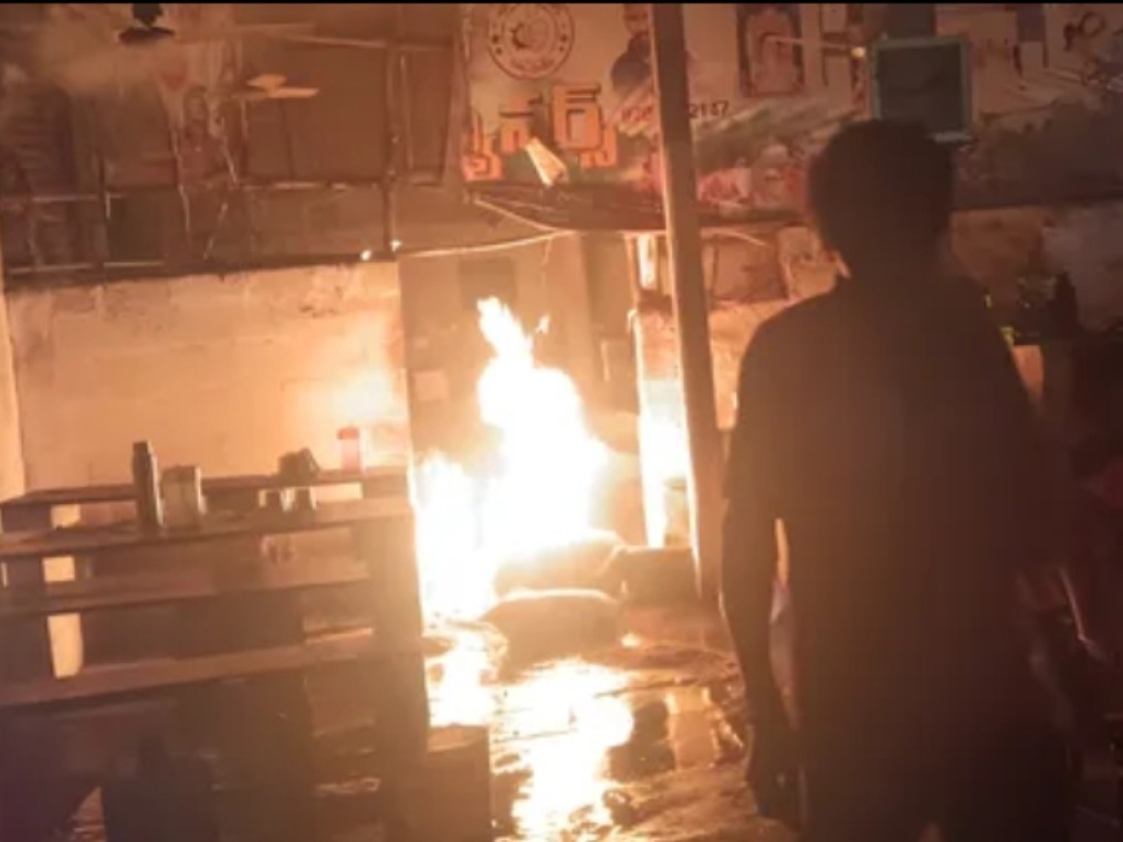 గ్యాస్ లీక్ అయ్యి భారీగా వ్యాపించిన మంటలు