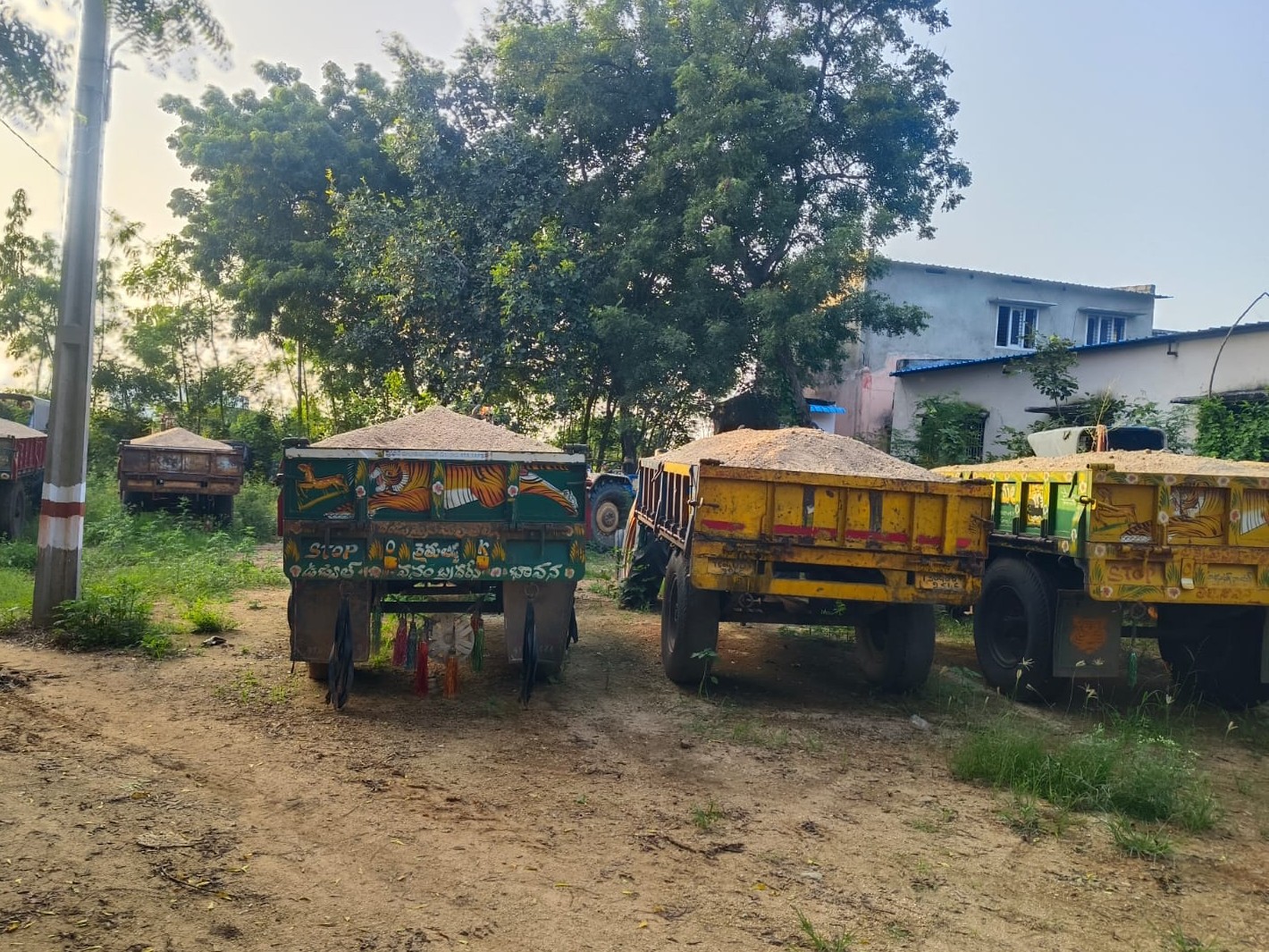అక్రమంగా ఇసుక తరలిస్తున్న ఐదు ట్రాక్టర్లు పట్టివేత