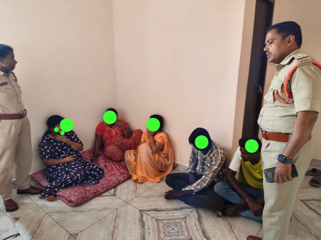 పట్టణంలో వ్యభిచార గృహంపై పోలీసుల దాడులు