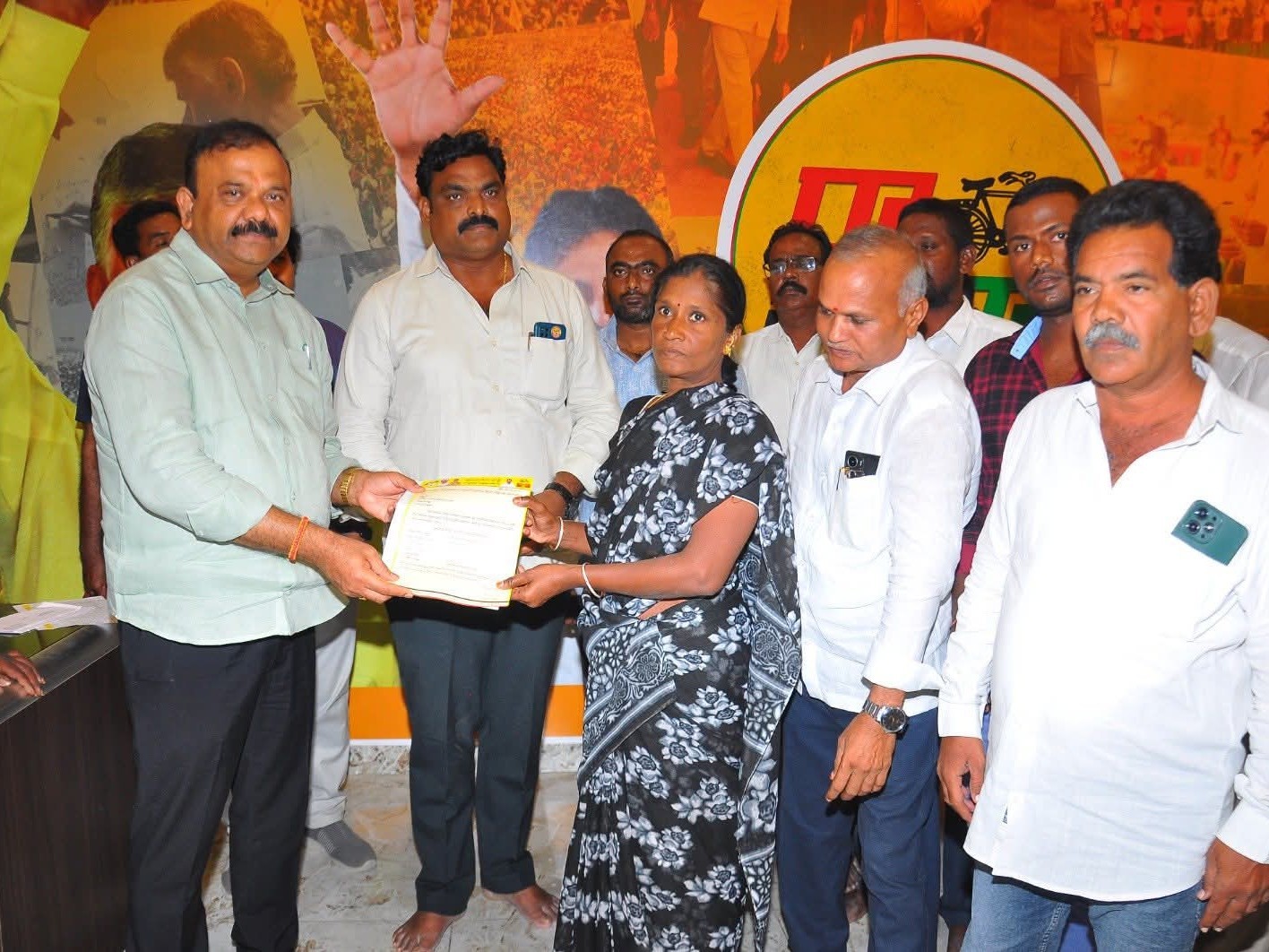 టీడీపీ క్రియాశీలక సభ్యులకు ఆర్థిక భరోసా